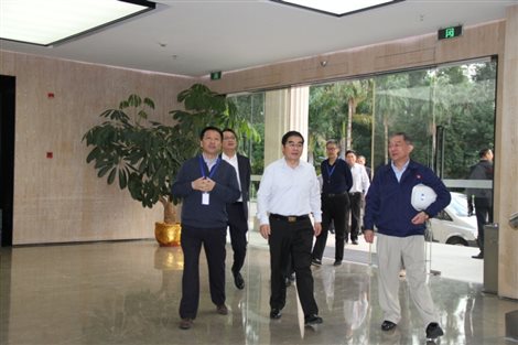 C:郑嘉鸿总经办通讯稿81211市长到访给小郑IMG_0075.JPG